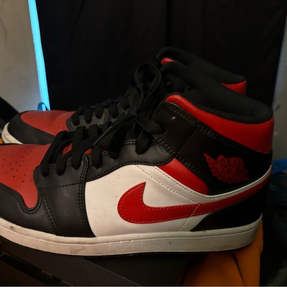 Jordan 1 mid colorway: gym red black white